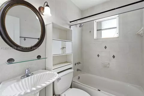 Bath - 275 W 13 St, Hialeah, FL 33010 photo 4 of 4