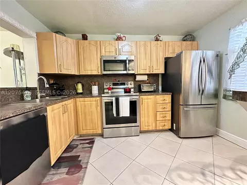 3910 Inverrary Blvd #202-B, Lauderhill, FL 33319