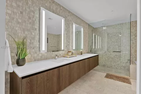 Bath - 88 SW 7th St #2204, Miami, FL 33130 photo 1 of 4
