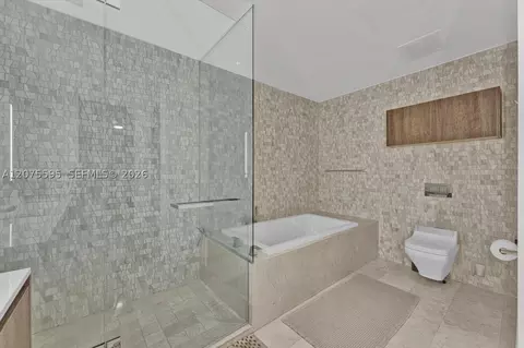 Bath - 88 SW 7th St #2204, Miami, FL 33130 photo 2 of 4