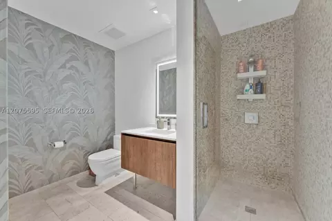 Bath - 88 SW 7th St #2204, Miami, FL 33130 photo 3 of 4