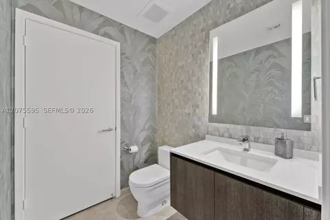 Bath - 88 SW 7th St #2204, Miami, FL 33130 photo 4 of 4