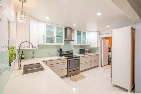 10 SW 46th Ave, Plantation, FL 33317