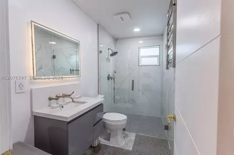 Bath - 233 W 39th Pl, Hialeah, FL 33012 photo 5 of 5