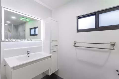 Bath - 233 W 39th Pl, Hialeah, FL 33012 photo 3 of 5