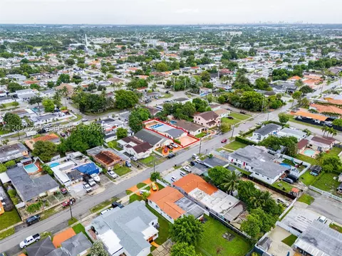 View/Area - 233 W 39th Pl, Hialeah, FL 33012 photo 7 of 10