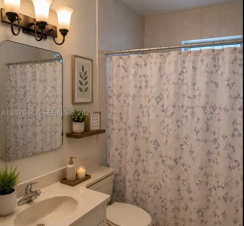 Bath - 2121 W 54th St, Hialeah, FL 33016 photo 1 of 2