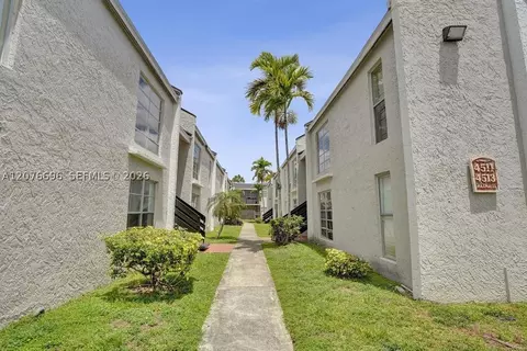 4511 Treehouse Ln #B, Tamarac, FL 33319