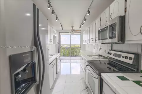 1750 NE 191st St #829-4, Miami, FL 33179