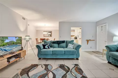 3017 N Oakland Forest Dr #208, Oakland Park, FL 33309