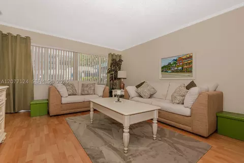 330 SE 2nd St #101H, Hallandale Beach, FL 33009
