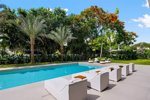 Exterior - 6200 SW 123rd Ter, Pinecrest, FL 33156 photo 7 of 15