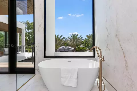 Bath - 6200 SW 123rd Ter, Pinecrest, FL 33156 photo 5 of 11