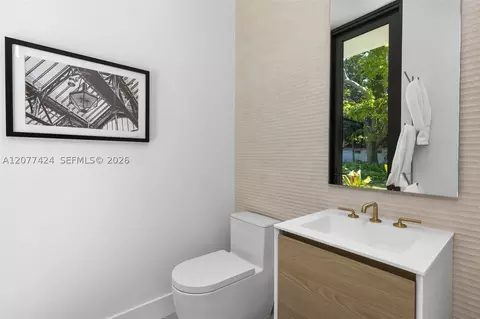 Bath - 6200 SW 123rd Ter, Pinecrest, FL 33156 photo 2 of 11