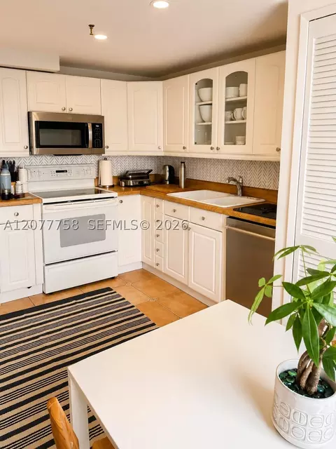 Kitchen - Undisclosed, Key Biscayne, FL 33149 photo 1 of 2