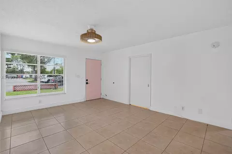 Living - 12840 SW 43rd Dr #176-B, Miami, FL 33175 photo 2 of 5