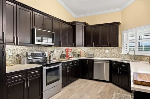 Kitchen - 6526 Windsor Dr, Parkland, FL 33067 photo 2 of 3