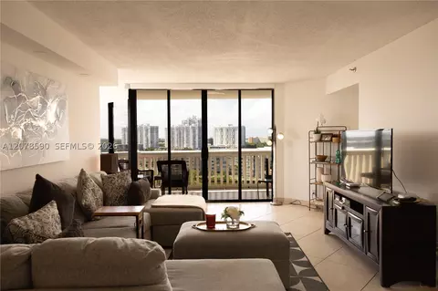 1000 W Island Blvd #1010, Aventura, FL 33160