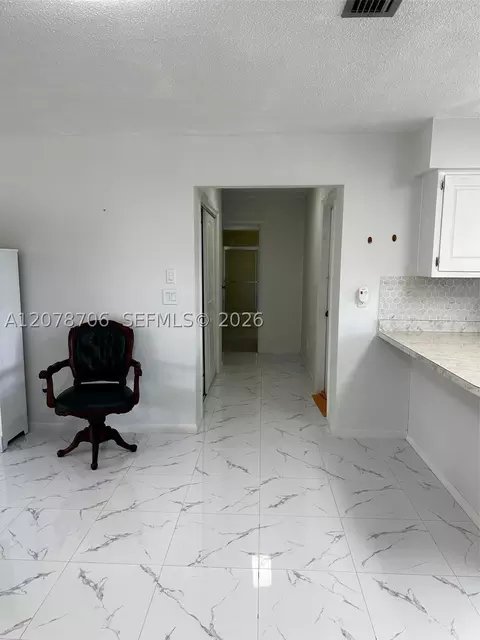 Entry Way - 470 Lake Rd, Ocala, FL 34472 photo 2 of 2