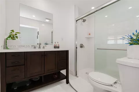 Bath - 359 W 35th St, Hialeah, FL 33012 photo 2 of 3
