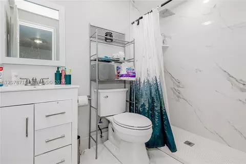 Bath - 359 W 35th St, Hialeah, FL 33012 photo 3 of 3