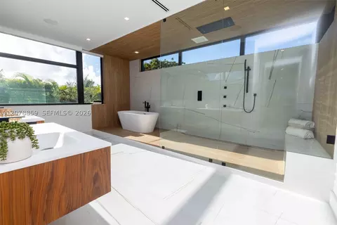Bath - 7425 Howard Dr, Pinecrest, FL 33156 photo 1 of 7