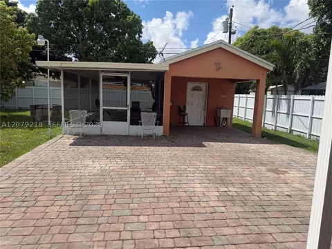 Exterior - 962 E 19th St, Hialeah, FL 33013 photo 5 of 6