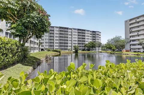 1770 NE 191st St #401-1, Miami, FL 33179