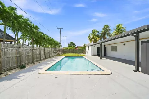 Exterior - 4041 W 8th Ave, Hialeah, FL 33012 photo 5 of 8