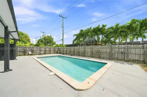Exterior - 4041 W 8th Ave, Hialeah, FL 33012 photo 4 of 8