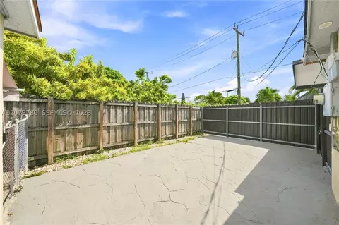Exterior - 4041 W 8th Ave, Hialeah, FL 33012 photo 2 of 8