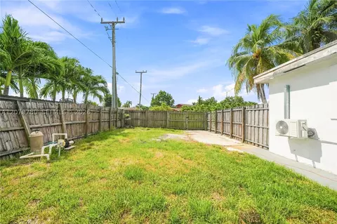 Exterior - 4041 W 8th Ave, Hialeah, FL 33012 photo 7 of 8
