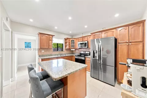 Kitchen - 4041 W 8th Ave, Hialeah, FL 33012 photo 3 of 4