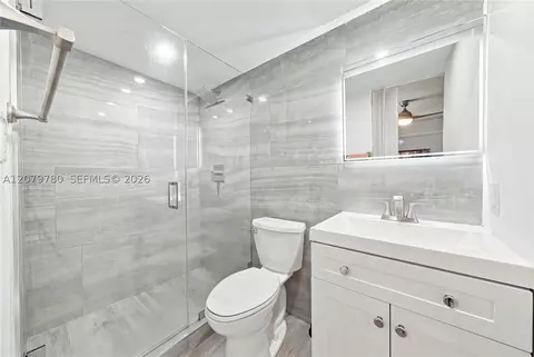 Bath - 4041 W 8th Ave, Hialeah, FL 33012 photo 3 of 3