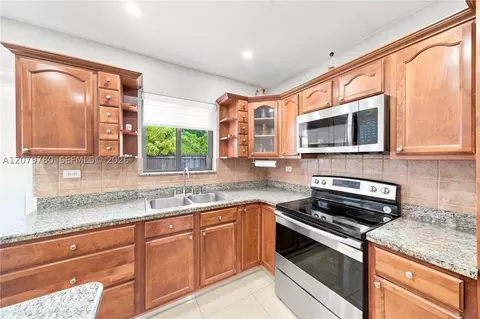 Kitchen - 4041 W 8th Ave, Hialeah, FL 33012 photo 2 of 4