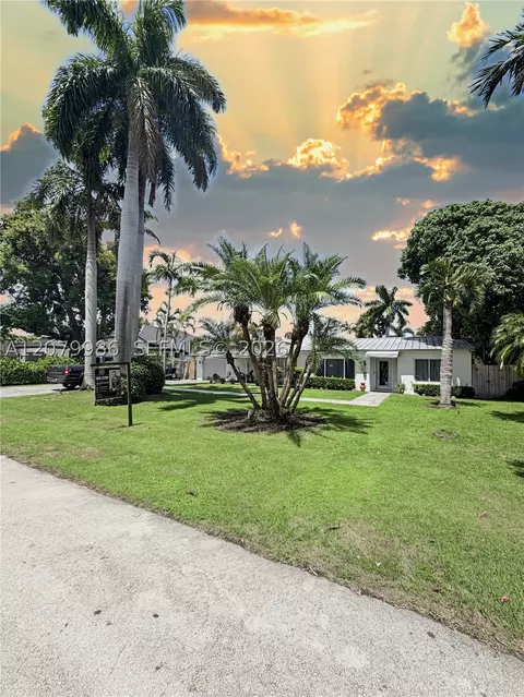 2421 NE 13th St, Fort Lauderdale, FL 33304
