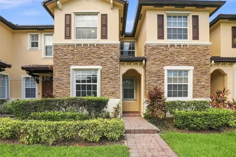 9145 SW 227th St #4, Cutler Bay, FL 33190