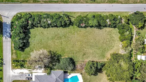 28 SW Sw St, Davie, FL 33330