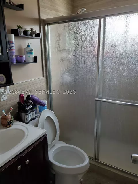 Bath - 36 W 37th St, Hialeah, FL 33012 photo 4 of 5
