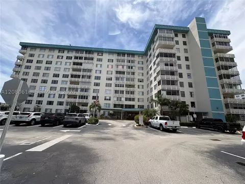 4330 Hillcrest Dr #816, Hollywood, FL 33021