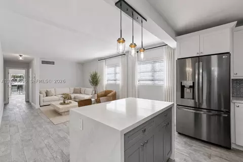 1340 Lincoln Rd #208, Miami Beach, FL 33139