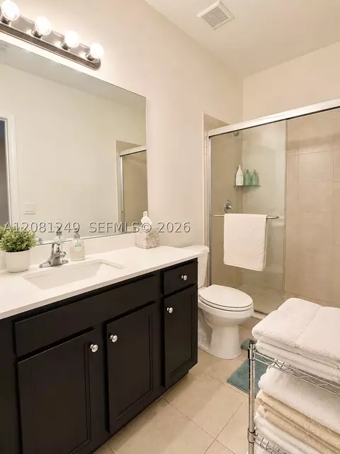 Bath - 3344 W 105th Ter, Hialeah, FL 33018 photo 1 of 2