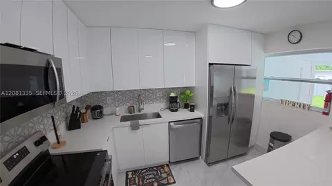 Kitchen - 4901 NW 177th St, Miami Gardens, FL 33055 photo 10 of 10