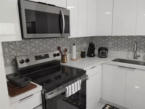 Kitchen - 4901 NW 177th St, Miami Gardens, FL 33055 photo 1 of 10