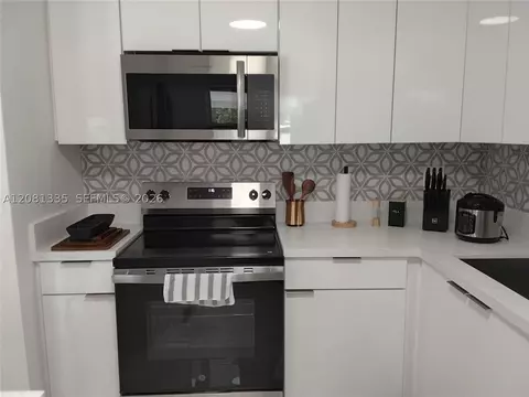 Kitchen - 4901 NW 177th St, Miami Gardens, FL 33055 photo 4 of 10