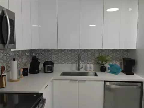 Kitchen - 4901 NW 177th St, Miami Gardens, FL 33055 photo 2 of 10