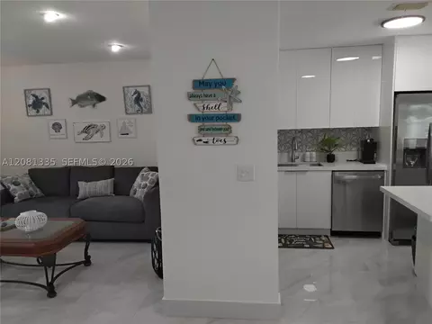 Kitchen - 4901 NW 177th St, Miami Gardens, FL 33055 photo 5 of 10