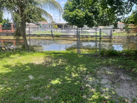 Exterior - 4901 NW 177th St, Miami Gardens, FL 33055 photo 5 of 6