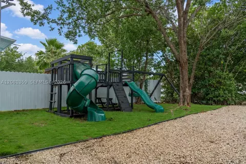 Exterior - 350 Hazel St, Key Largo, FL 33037 photo 5 of 8