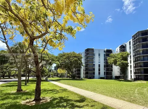 3475 N Country Club Dr #615, Aventura, FL 33180